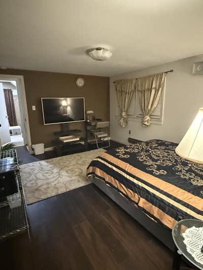 Furnished room w/private bathroom Main Photo