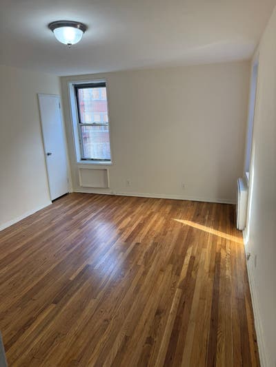 Jumbo room availble Main Photo