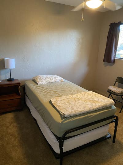 Furnished room in clean, quiet townhouse. Main Photo