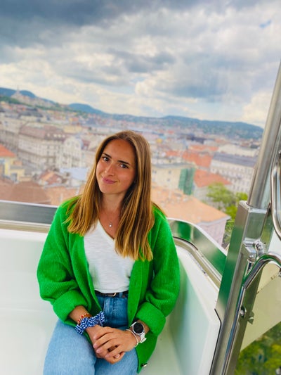 Professional Female seeks a large room Main Photo