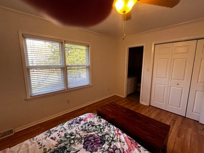 Lovely, bright large master bedroom in quiet area Main Photo