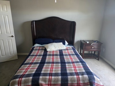 Room for rent in large 5 bedroom home Main Photo