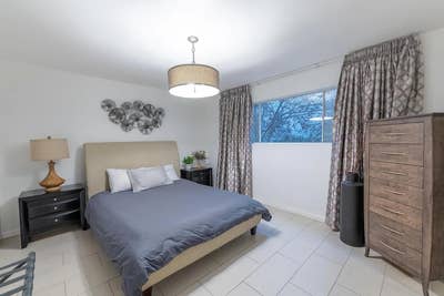 Spacious Private Room w/ Private Bath + Pool, Hot  Main Photo