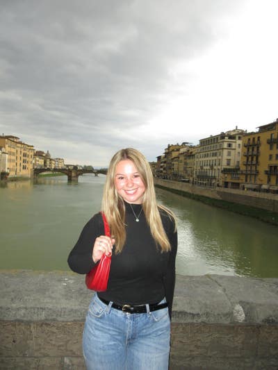 22F wants June move in for 1000 in June or July Main Photo