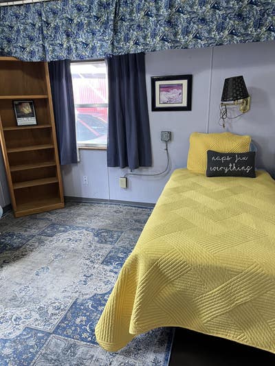 Room w private bath, w/d, safe , clean & quiet nei Main Photo