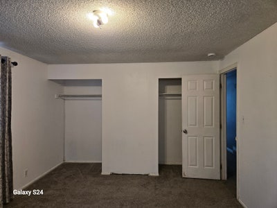 Room for rent in 4 bedroom house  Main Photo
