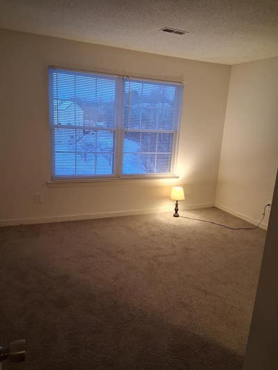 Large unfurnished room for rent Main Photo