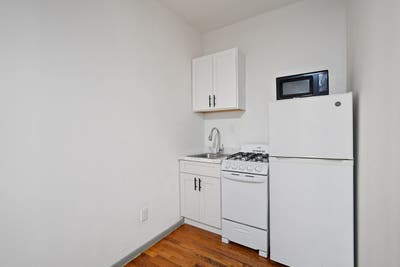 Studio in Columbus Circle on a flexible lease Main Photo