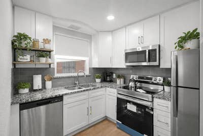 South Dallas| Newly Renovated Private Rooms in Ced Main Photo