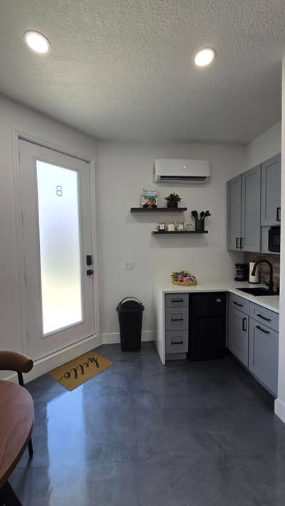 Beautiful New Suite w Kitchenette Near Turnpike &  Main Photo