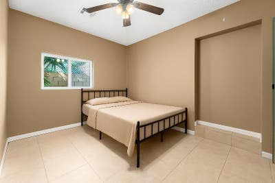 Charming private Room with shared bathroom and co Main Photo