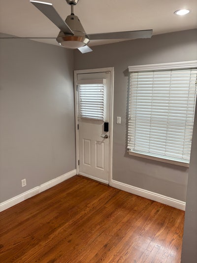 Private room/entrance and parking Main Photo