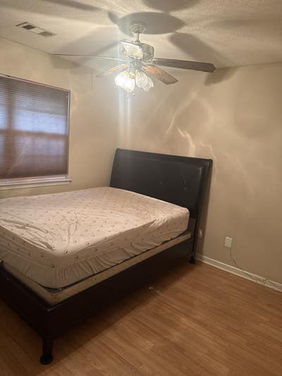 Room for rent available immediately Main Photo