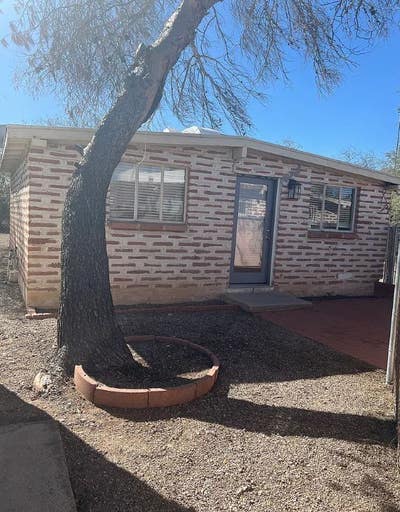 Adorable stand_alone guest house with tons of char Main Photo