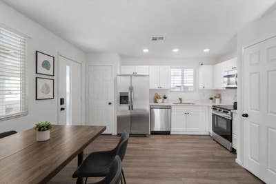 Downtown Phoenix Area | Newer Modern Rooms | Easy  Main Photo