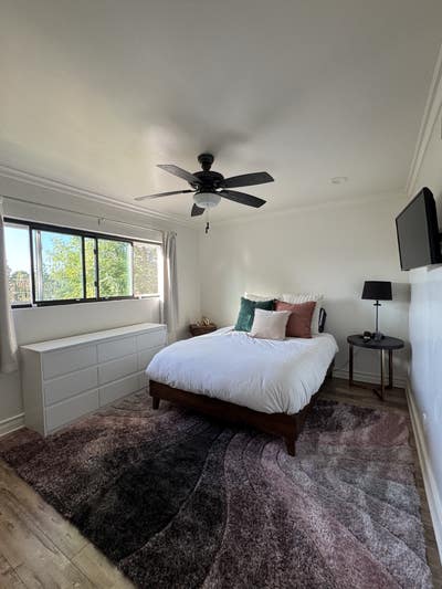 Weekly Room for Rent in Gorgeous Home Main Photo