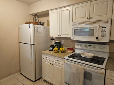 Looking for roommate to share 2 br/bt 1st fl unit Main Photo