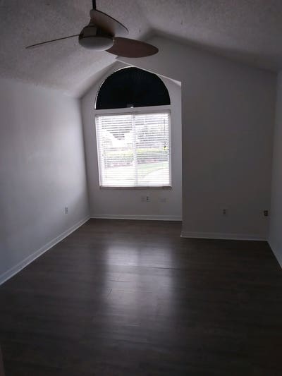 Large vaulted ceiling room in a large house  Main Photo
