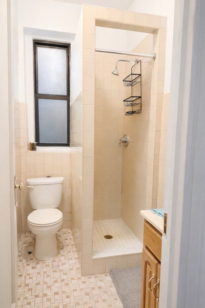 Small private Room with private bathroom - Main Photo
