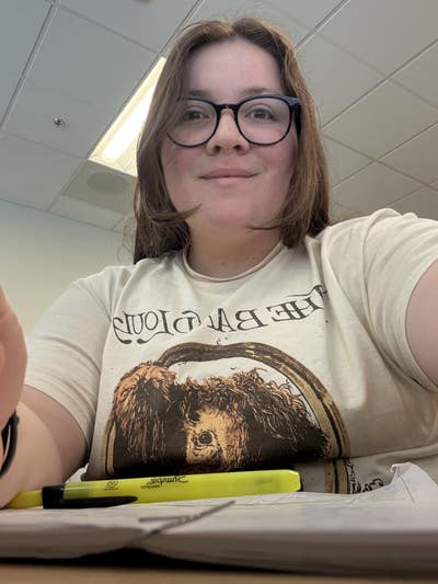 33 year old woman needs room in Los Angeles Main Photo