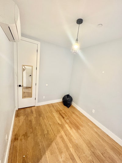 Small room available ASAP Main Photo