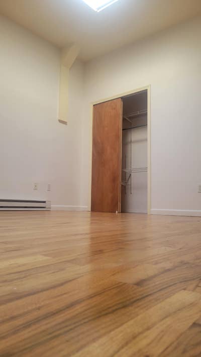 Looking for female roommate or couple Main Photo