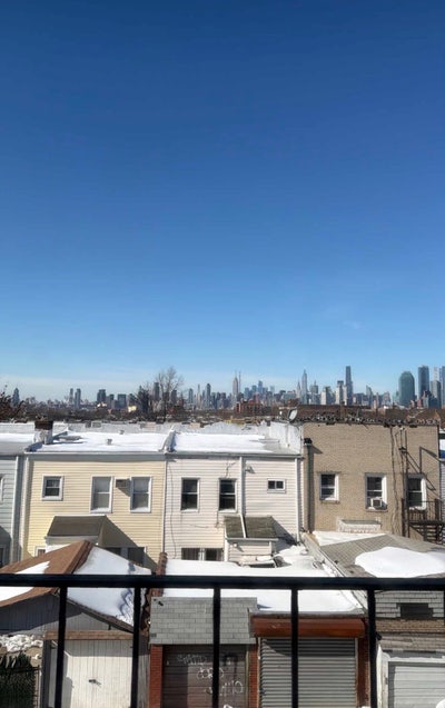 Unfurnished medium- sized room in woodside Main Photo