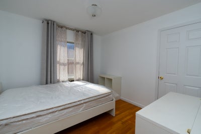 Room for rent in Woodside Main Photo