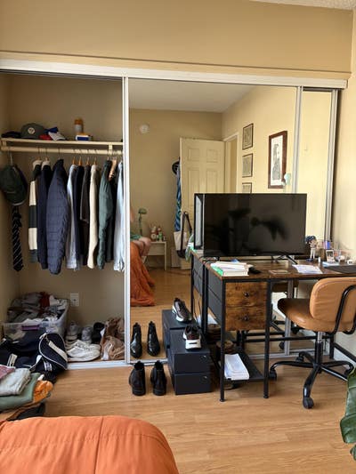 Looking for roommate in Hollywood April 1st Main Photo