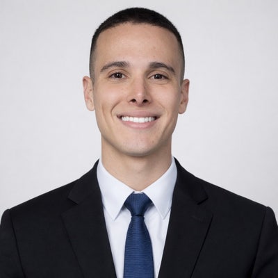 Quiet professional seeking room / roommates Main Photo