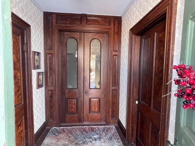 Charming apartment in a Victorian house.  Convenie Main Photo