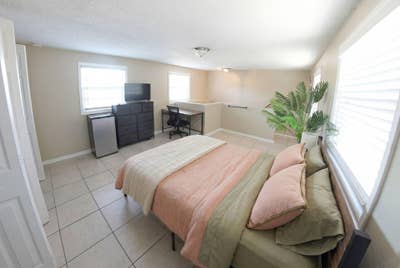  Modern CoLiving in Tampa |  Free Utilities & ️Fas Main Photo