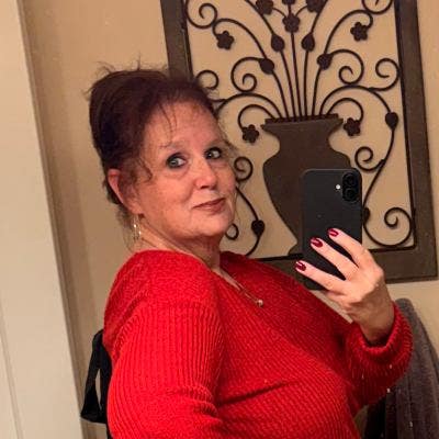 Quiet, single, mature woman in need of a room  Main Photo