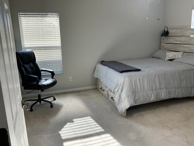 Large furnished room in very clean/drama-free home Main Photo