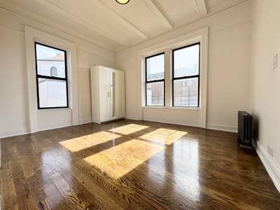 🏡 Renovated Large 5 Bed with W/D ✨ Main Photo