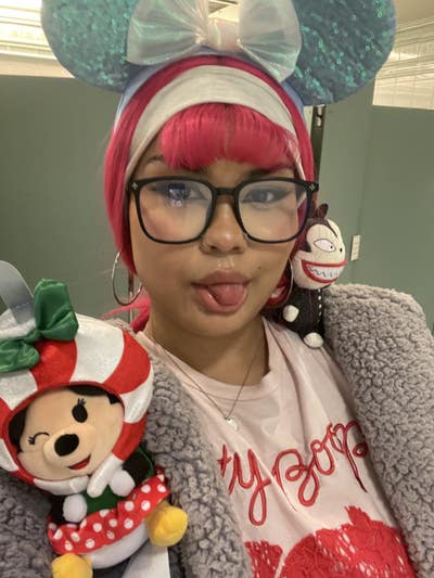 Female worker needs a room in Corona ASAP Main Photo