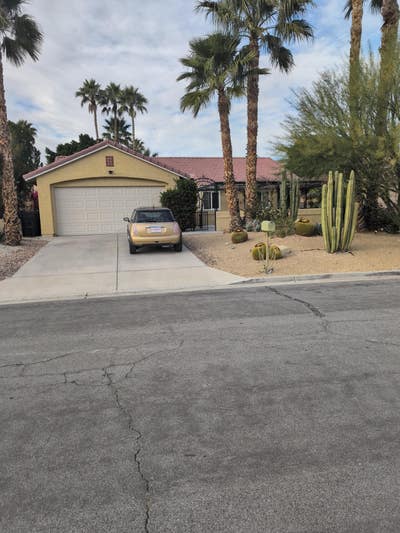 Large en suite w/ private entrance Main Photo