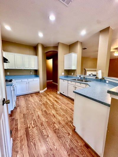 Quiet Home with Professional Tenants – Master Bedr Main Photo