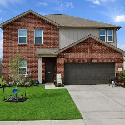 1 room available; quiet and peaceful home Main Photo