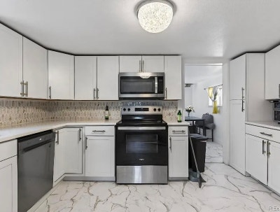 Large room and closet! Shared bathroom Main Photo