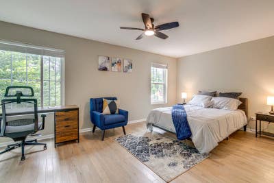 Newly renovatedfurnished room in South Shore walk Main Photo