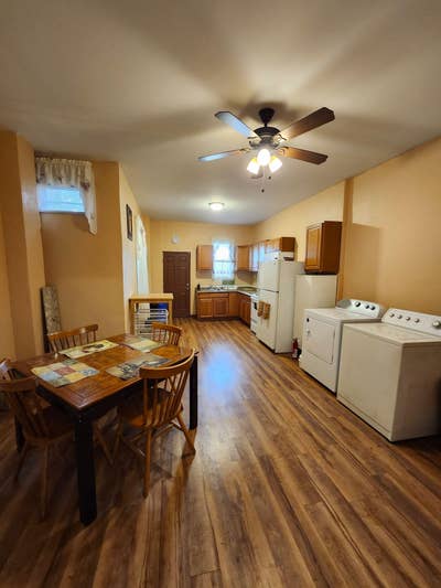 Budget Friendly Gem less than a minute walk to pub Main Photo