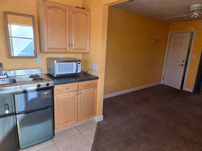 Room in 4bdrm  townhouse w/ kitchenette Main Photo