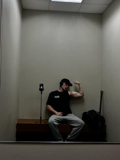 Student looking for a room in Costa Mesa now Main Photo