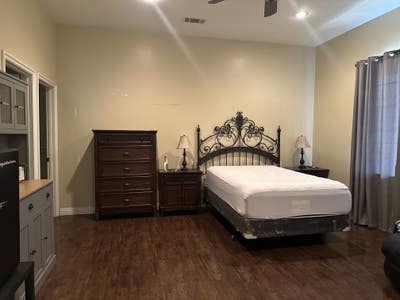 Beautiful Large Furnished Room w/Kitchenette Main Photo