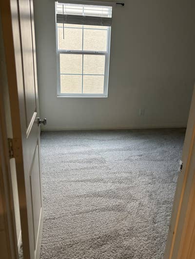 Room in 4 bedroom house Main Photo