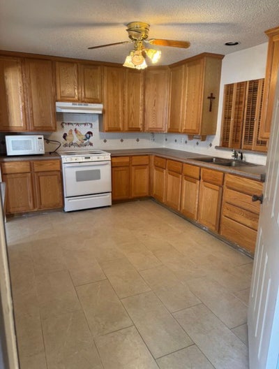 Studio in quiet neighborhood full kitchen/bath Arl Main Photo