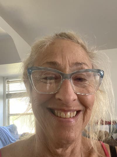 Woman looking for a room in Buena Park CA Main Photo