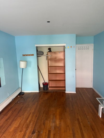 1 large no smoking Room For rent Main Photo