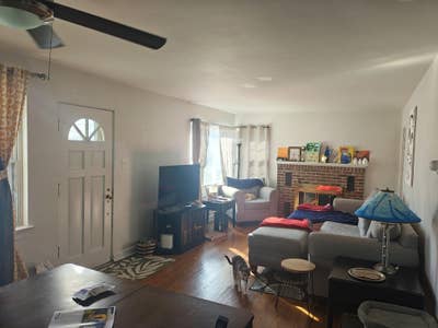 Bright sunny bedroom Plus basement studio space Main Photo